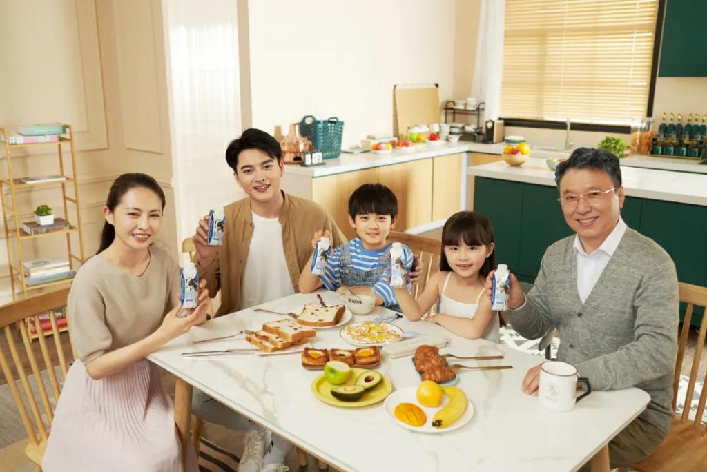 1656139880214651.jpg 17现代牧业三只小牛品牌.jpg